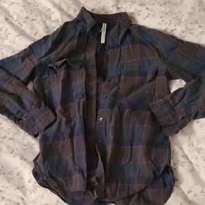 Babaton Women's Navy and Brown Checkered Button Down Shirt